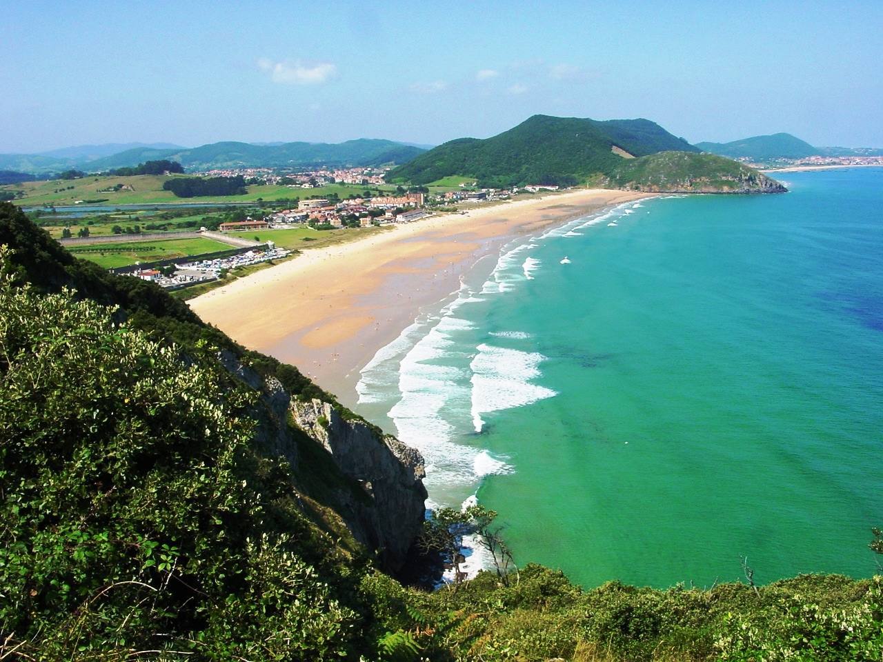 La playa de Berria (Cantabria) es una zona costera extensa. Su amplitud permite un gran distanciamiento.