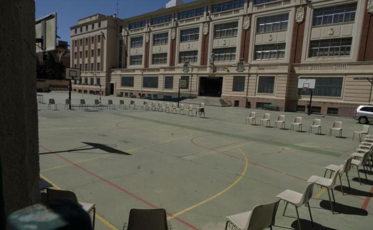 Sillas en el patio de La Salle, en Valladolid, en los preparativos del curso escolar.