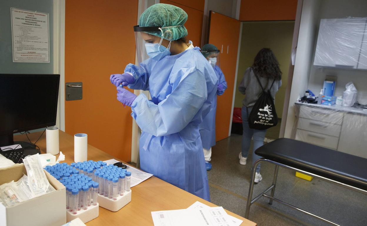 Una profesional sanitaria prepara las pruebas para detectar covid. 