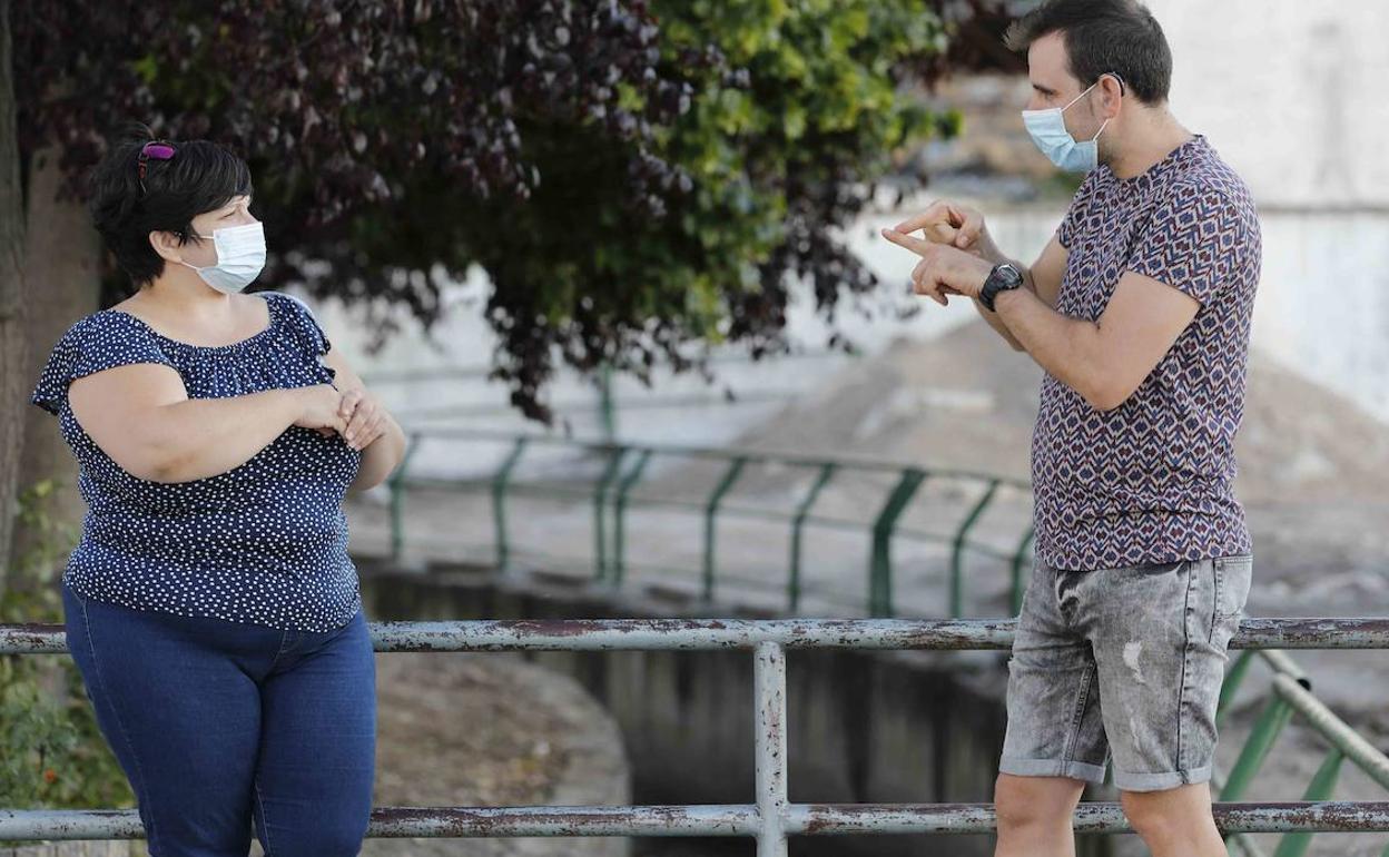 Irene y Mauri se comunican con lengua de signos entre ellos.