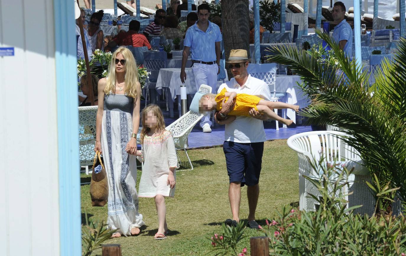 Con su marido y dos de sus hijos, en el jardín de un hotel en Marbella, en 2013 