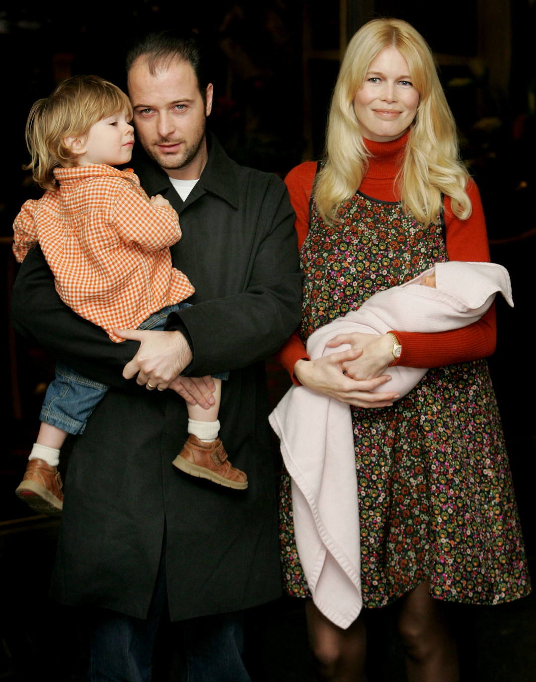 La modelo junto a su marido el productor británico Matthew Vaughn, su hijo recién nacido y su hija recién nacida, en 2004. 
