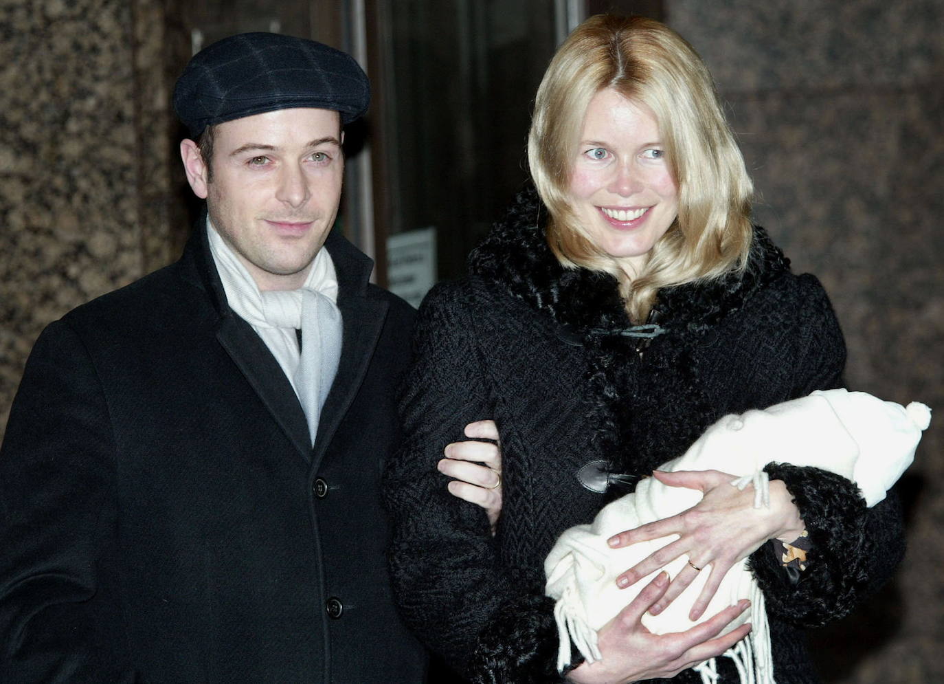 La modelo junto a su marido el productor británico Matthew Vaughn y su primer hijo recién nacido, en 2003. 