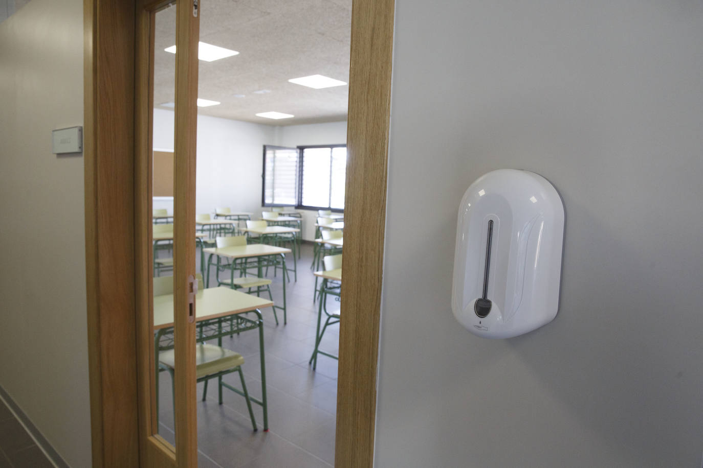 Fotos: Fernández Mañueco visita el IESO de Arroyo de la Encomienda (Valladolid)