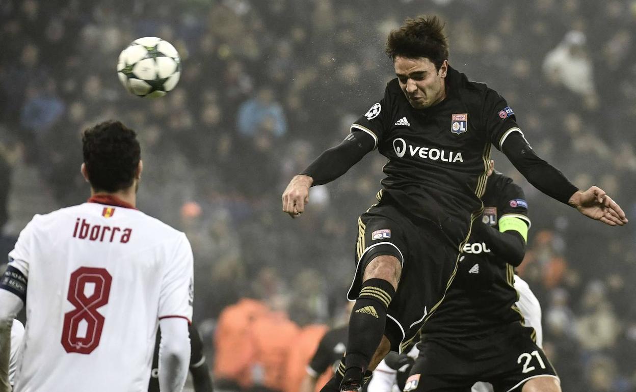 Grenier remata de cabeza ante iborra en un partido de Europa Leuage disputado en diciembre de 2016 entre el Lyon y el Sevilla. 