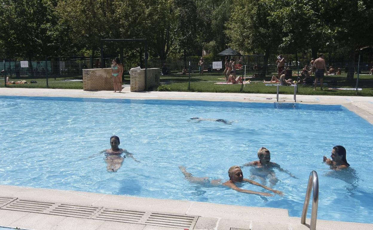 Varios bañistas se refrescan en la piscina municipal de Garrido. 