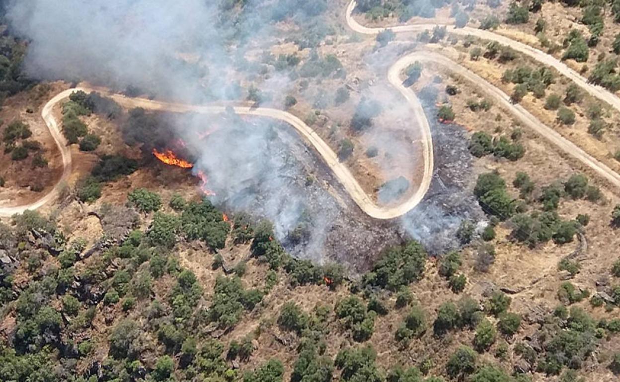 Vista áerea del incendio, ya sofocado.
