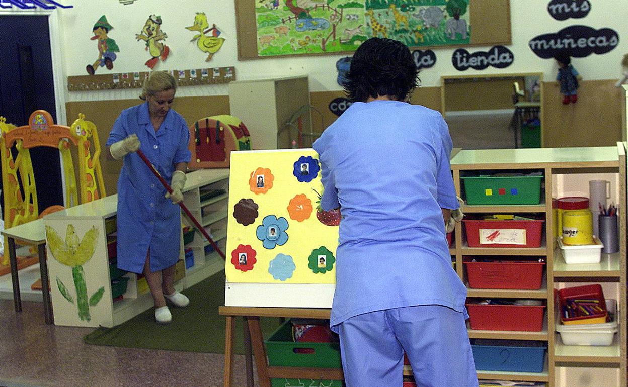 Dos trabajadoras durante la limpieza de un colegio en Valladolid. 