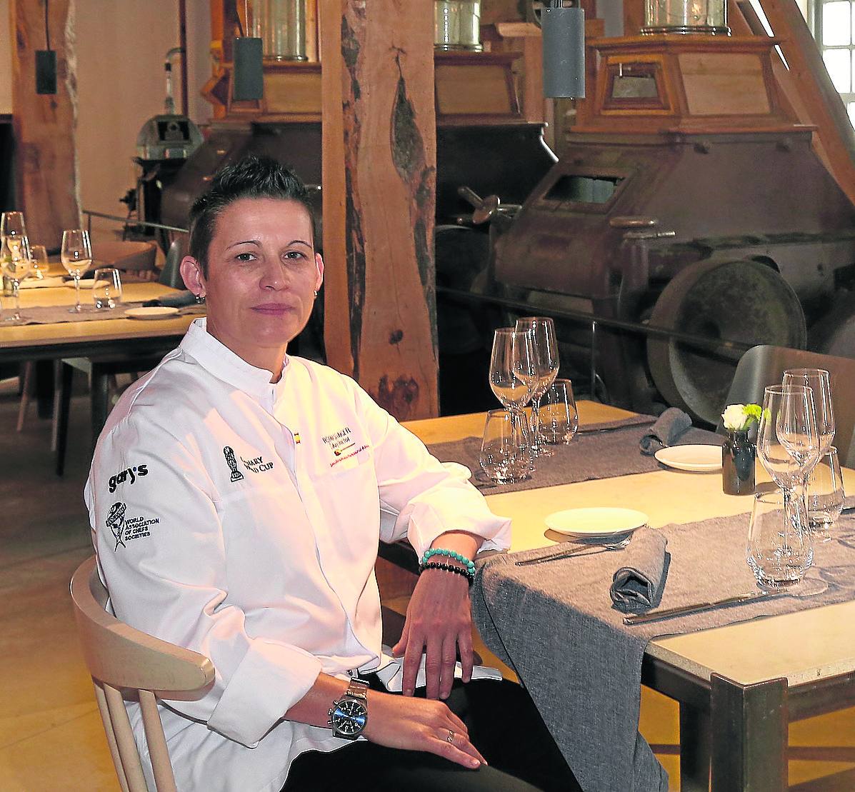 La cocinera palentina Roxana Sevinger posa en el restaurante de La Fábrica del Canal, 'Entre Máquinas'.