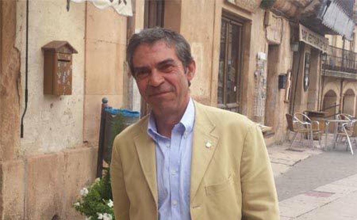 El alcalde de Sepúlveda, en una calle de la histórica villa. 