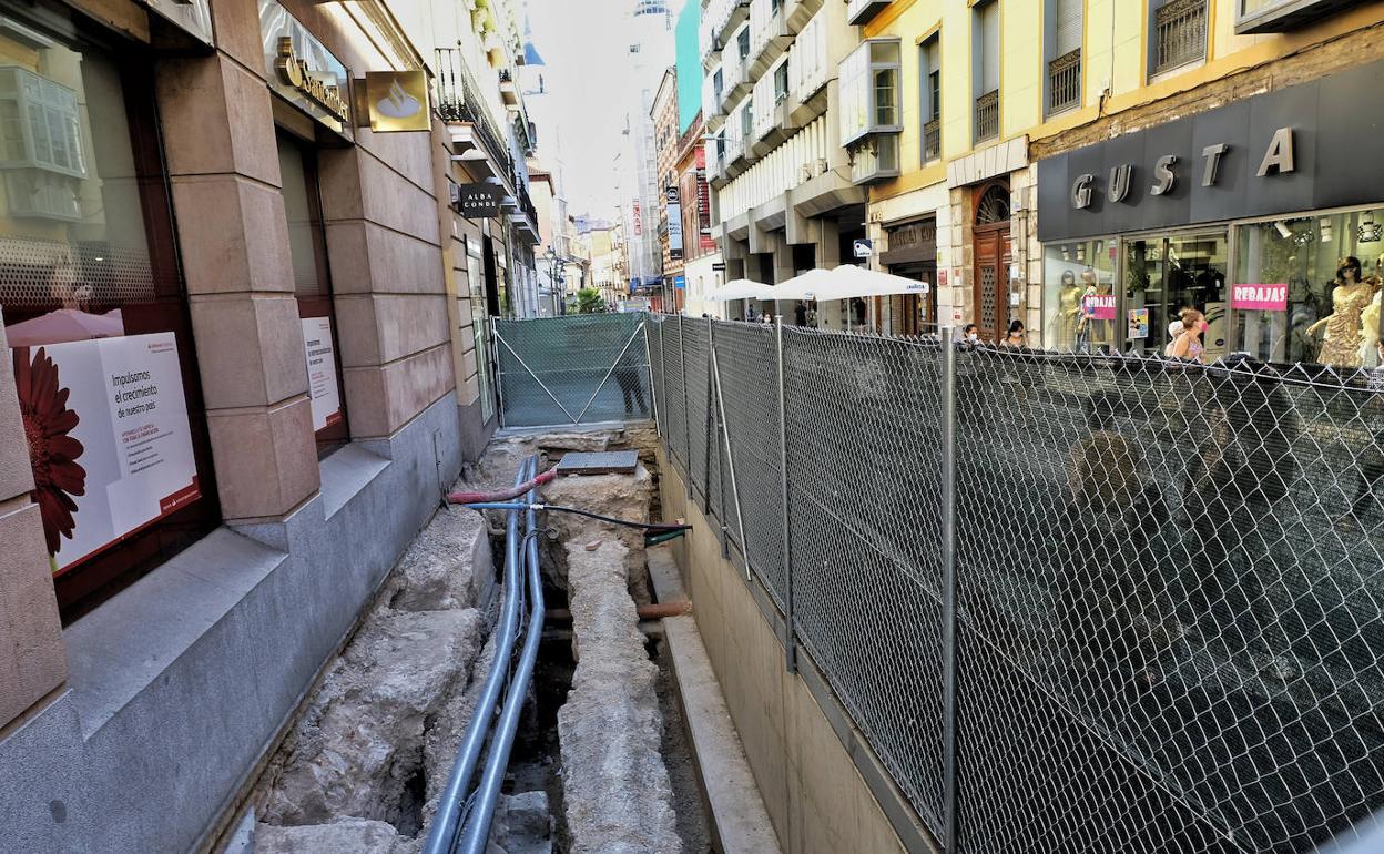 Las obras, ayer paralizadas en la excavación de la calle Constitución. 