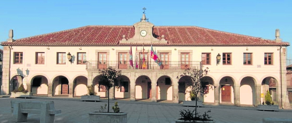 Fachada del Ayuntamiento, edificio del siglo XVI en la Plaza Mayor. 