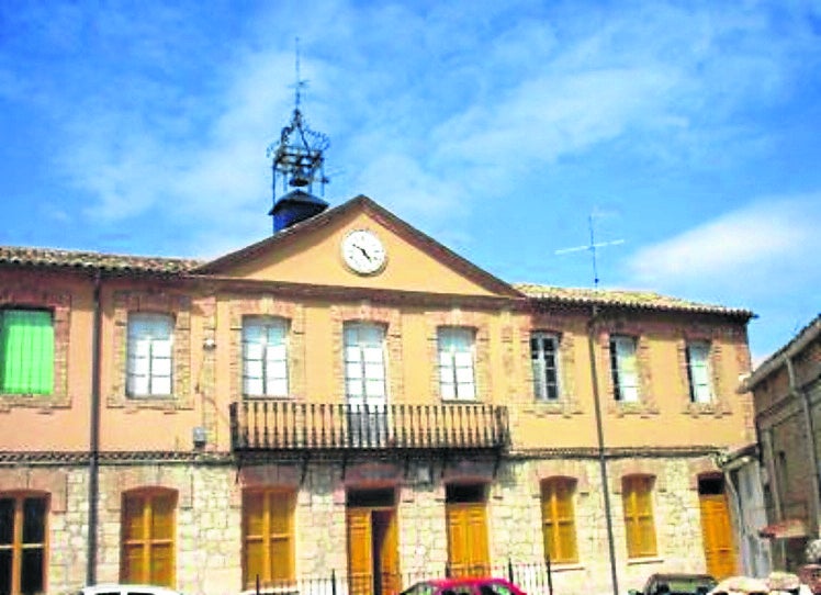 Edificio del Ayuntamiento con reloj y campanil. 