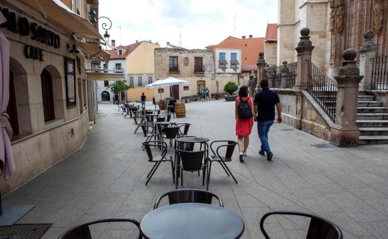 Una terraza vacía en una calle de Aranda de Duero durante los días de reconfinamiento. 