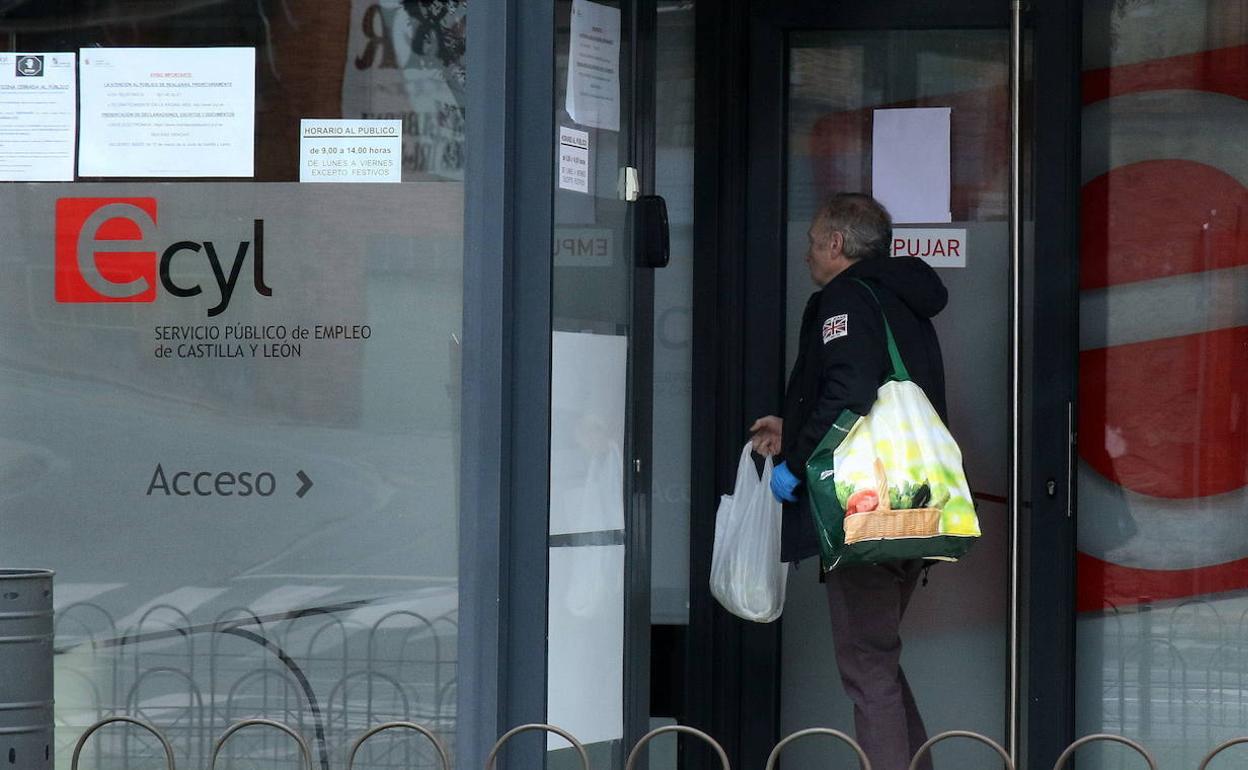 Una persona entra en las oficinas del Ecyl en Segovia.