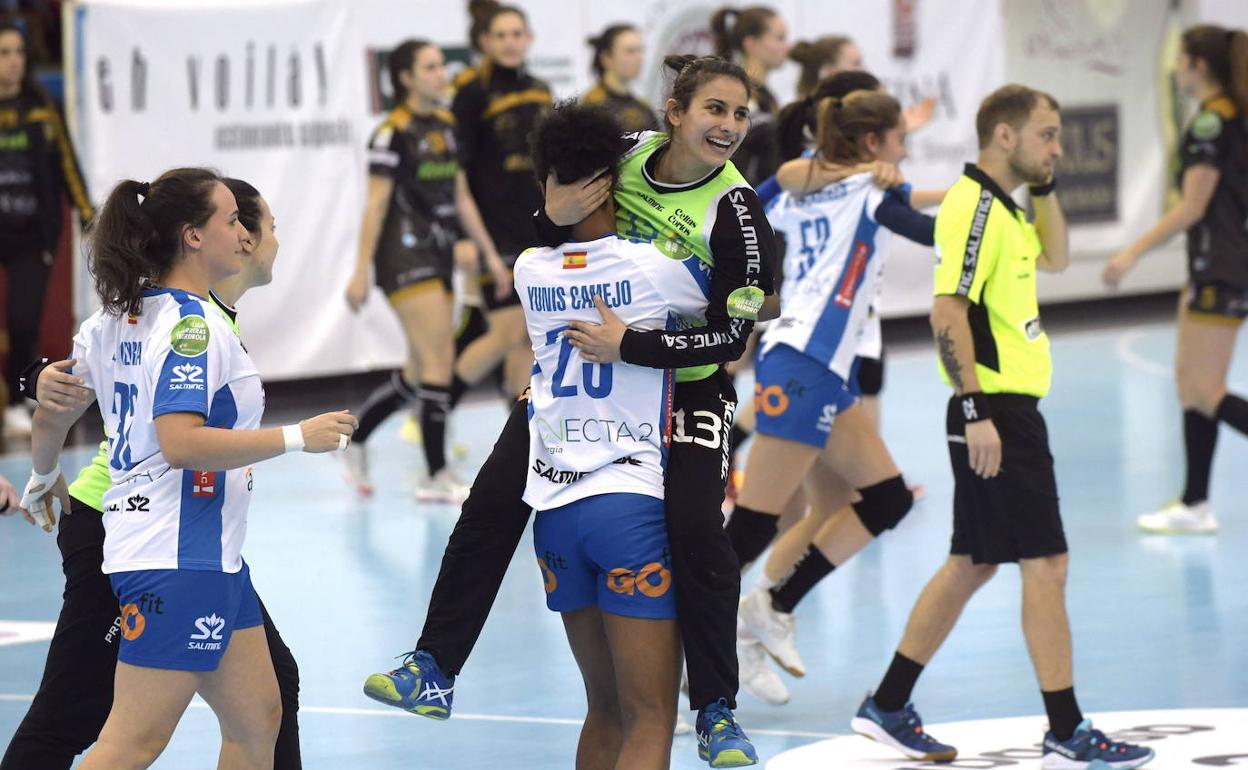 Las pucelanas celebran haber eliminado al Guardés de la competición europea la pasada temporada