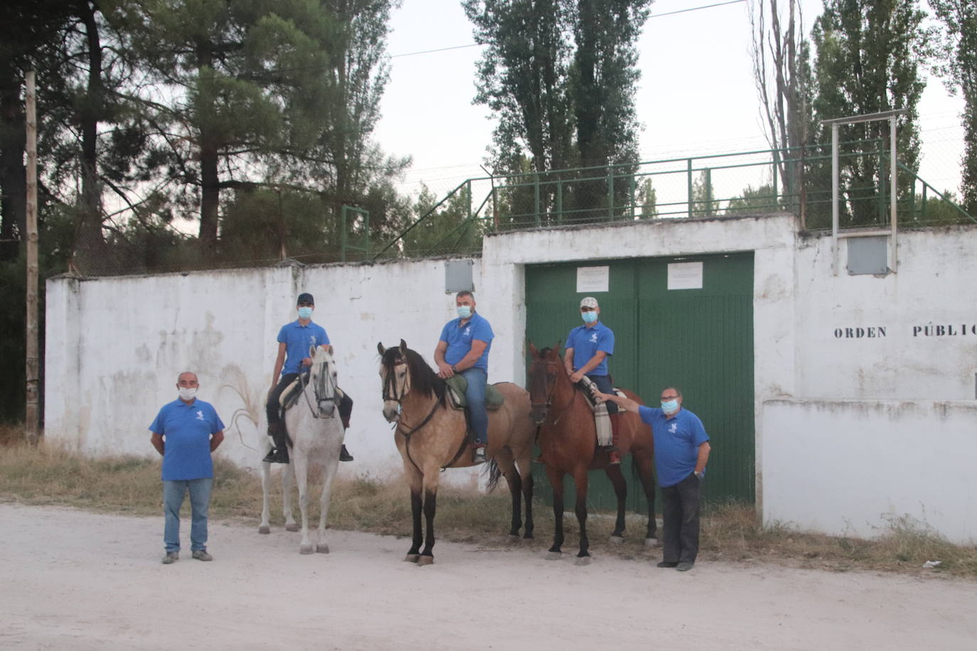 Algunos de los integrantes pertenecientes a la Asociación Cuellarana Amigos del Caballo.
