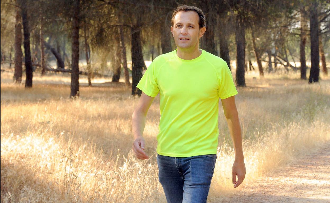 Conrado Íscar pasea todas las mañanas por los pinares de Matapozuelos, su pueblo. 