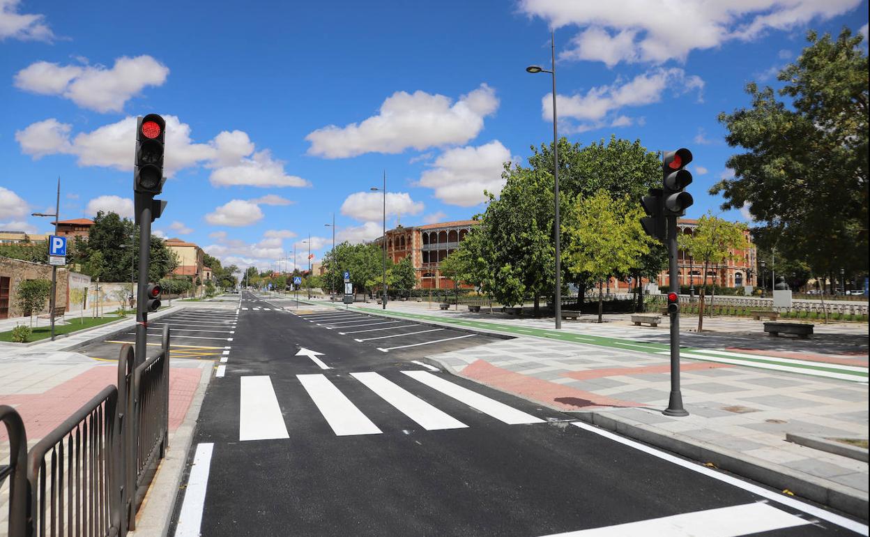 Avenida de la Merced, con la plaza de toros al fondo.