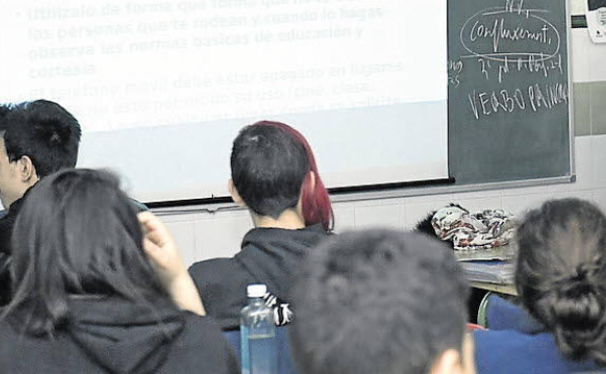 Alumnos del IES Galileo de Valladolid atienden a las explicaciones durante una clase.