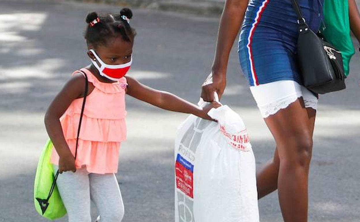 La OMS recomienda a los países europeos facilitar clases 'on line' y garantizar el uso de mascarillas en colegios
