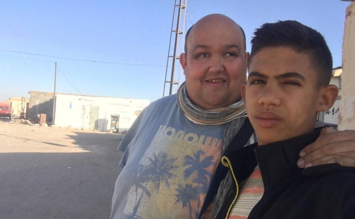 Ángel García con el niño saharaui Aziz, en uno de su viajes a los campos de refugiados. 