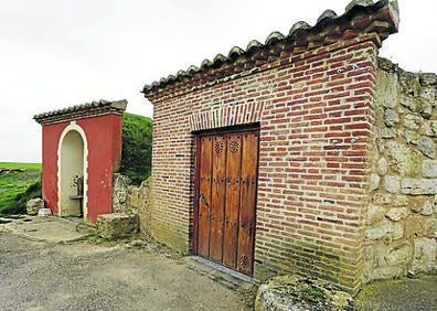 Imagen secundaria 1 - Arriba, iglesia de Abastas; debajo, barrio de las bodegas en Añoza y torre de ladrillo de la iglesia parroquial de Villalumbroso. 