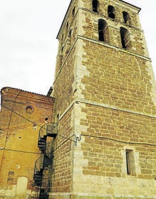 Imagen secundaria 2 - Arriba, iglesia de Abastas; debajo, barrio de las bodegas en Añoza y torre de ladrillo de la iglesia parroquial de Villalumbroso. 