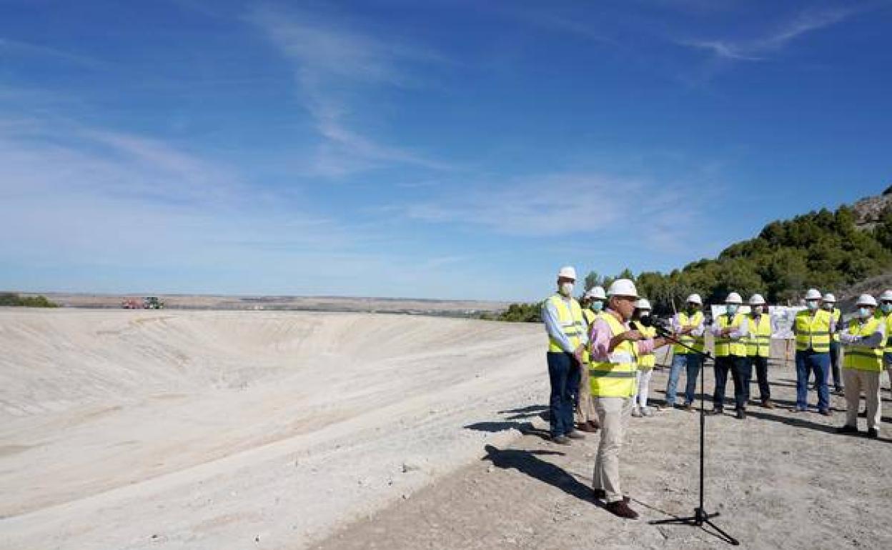 Carnero, durante su intervención, en el transcurso de la visita a las obras de regadío. 