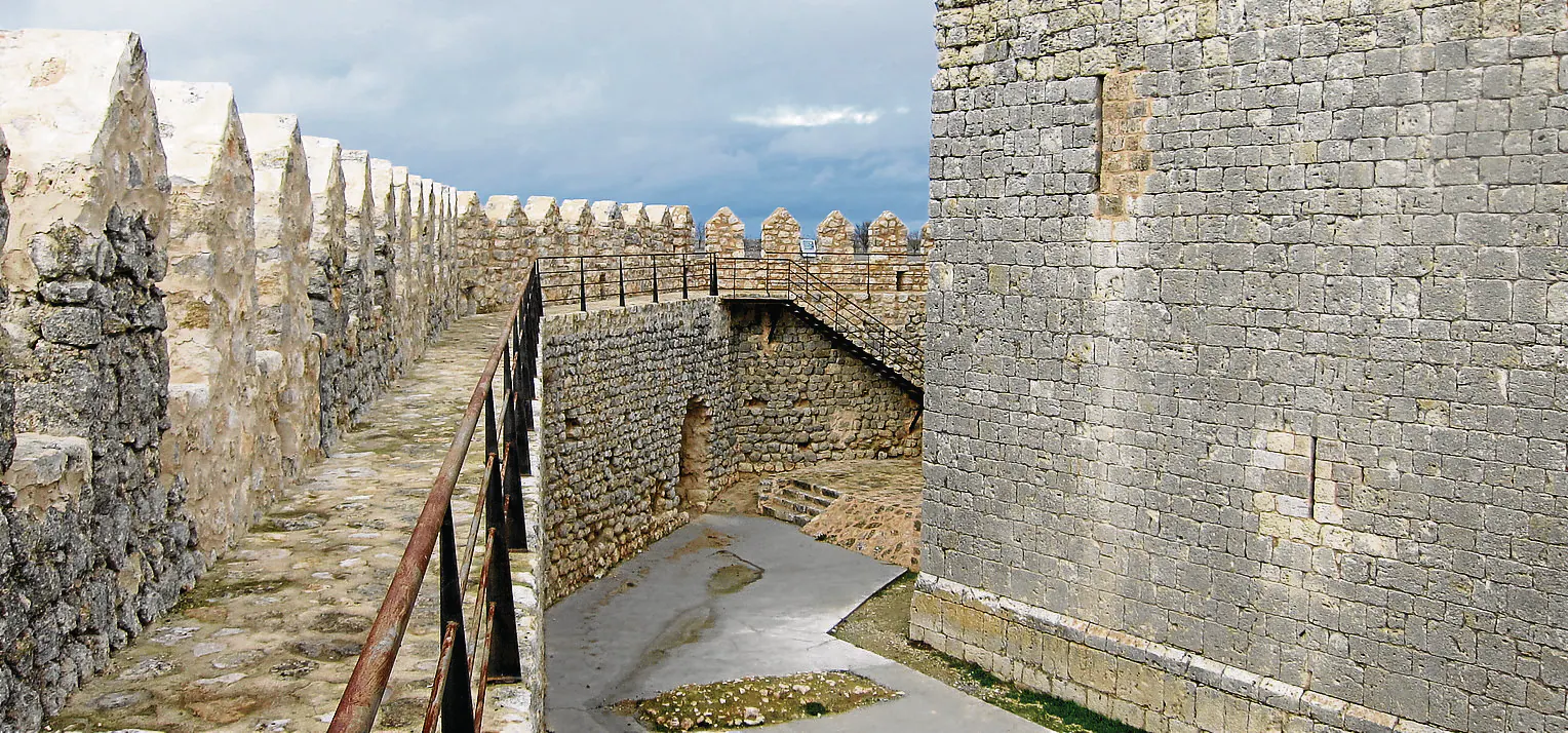 Adarve sobre la muralla del castillo de Tiedra.