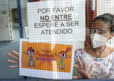 Imagen secundaria 1 - Arriba, primeros exámenes en el colegio Huelgas Reales. Debajo, carteles informativos en el José Zorrilla y pantallas en los despachos del Cardenal Mendoza. 