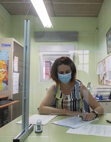 Imagen secundaria 2 - Arriba, primeros exámenes en el colegio Huelgas Reales. Debajo, carteles informativos en el José Zorrilla y pantallas en los despachos del Cardenal Mendoza. 