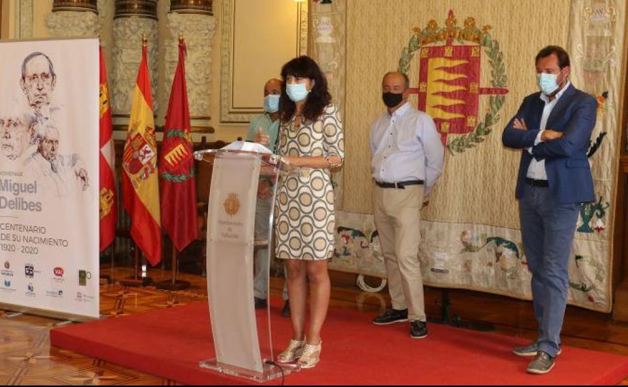 Ana Redondo, Miguel Hernández, Gustavo Martín Garzo y Óscar Puente, junto a los carteles de la 53ª Feria. 