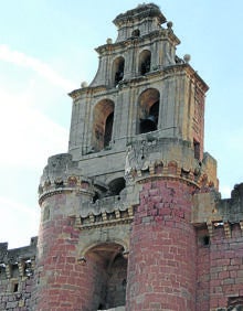 Imagen secundaria 2 - Arriba, pilón; debajo, iglesia de Santiago Apóstol y espadaña de la iglesia de San Miguel, que está en el interior del castillo. 
