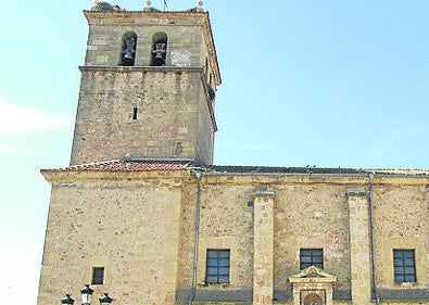 Imagen secundaria 1 - Arriba, pilón; debajo, iglesia de Santiago Apóstol y espadaña de la iglesia de San Miguel, que está en el interior del castillo. 