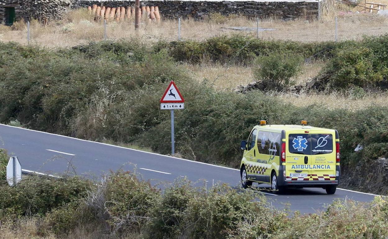 Una ambulancia en una carretera salmantina. 