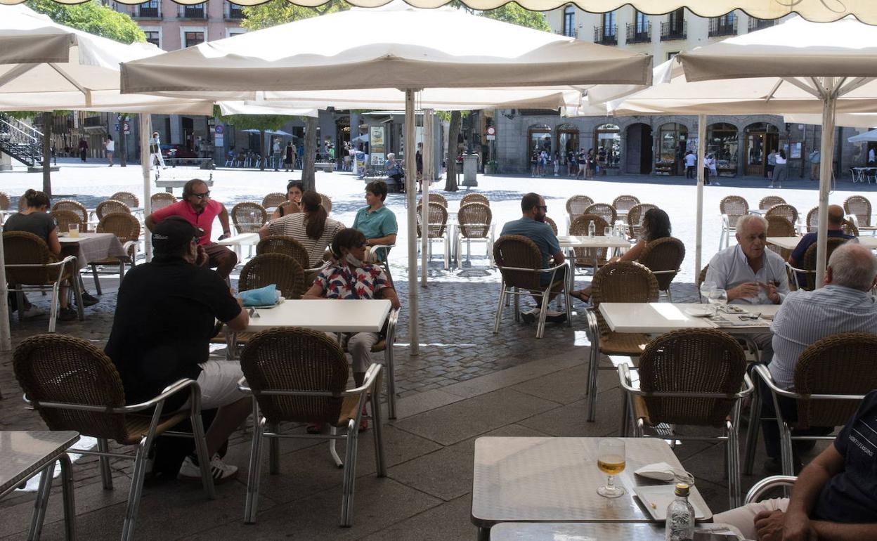 Clientes en una terraza de Segovia.