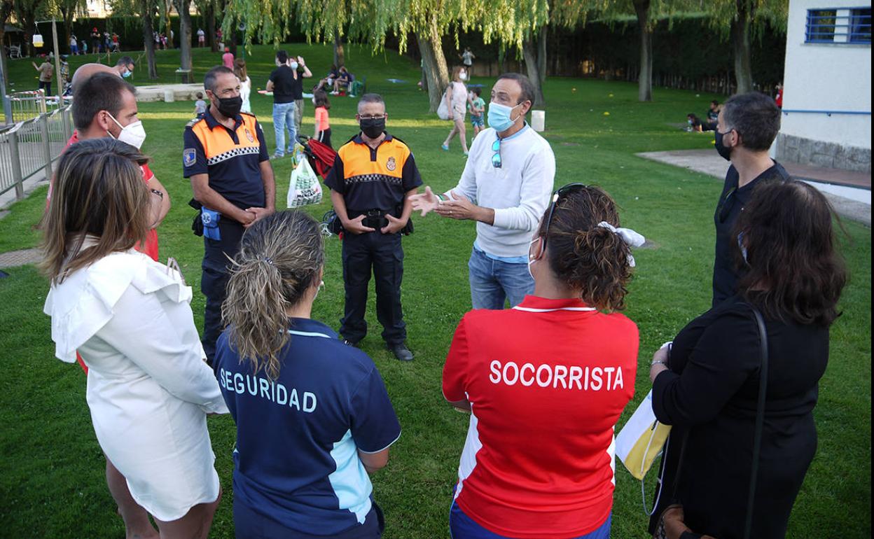 El alcalde, Pedro Samuel Martín, agradeció la labor del personal que ha estado en las piscinas.