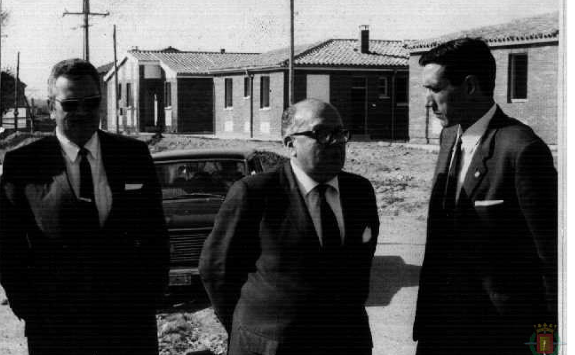 El delegado de sindicatos, Hernando Estrada del Reguero, a la derecha, con el alcalde César Nieto junto a las viviendas de La Seca. 