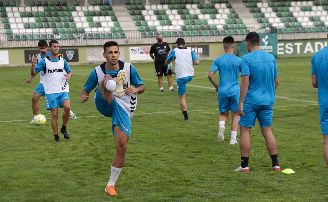 Diego Gómez, en primer término, durante el entrenamiento de ayer en La Albuera. Óscar Costa