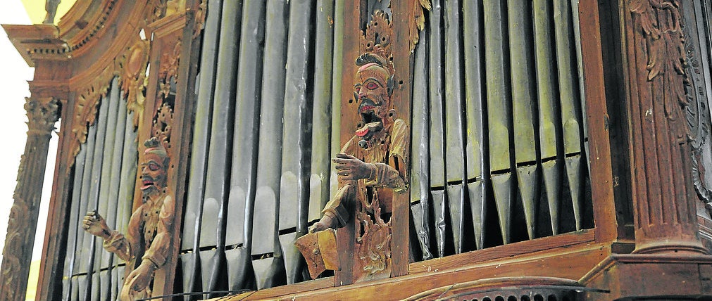 En el órgano de la iglesia de San Pedro, antiguo Convento de la Merced, dos figuras mueven la boca al salir el aire. 