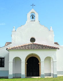 Imagen secundaria 2 - Arriba, la Virgen en una hornacina; debajo, vidriera de la iglesia y fachada de la ermita.