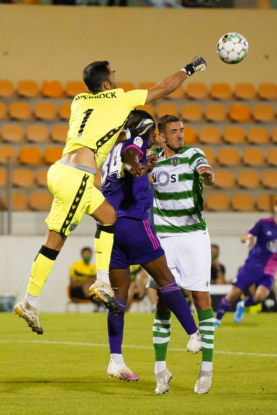 Hervías trata de superar a un jugado portugués. 