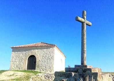 Imagen secundaria 1 - Arriba, ermita de Nuestra Señora del Rosario; en la parte inferior, ermita de San Roque y herradero en una de las plazas de la localidad. 