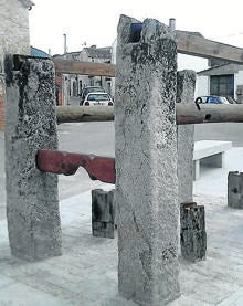 Imagen secundaria 2 - Arriba, ermita de Nuestra Señora del Rosario; en la parte inferior, ermita de San Roque y herradero en una de las plazas de la localidad. 