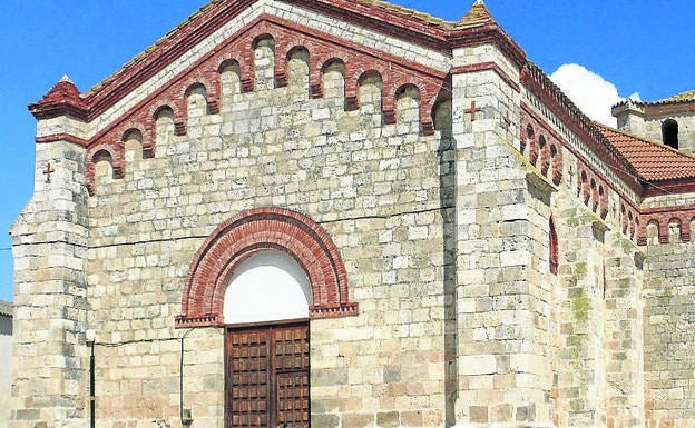 La parte delantera de la iglesia fue reconstruida a comienzos del siglo XX tras más de medio siglo del edificio en ruinas. 