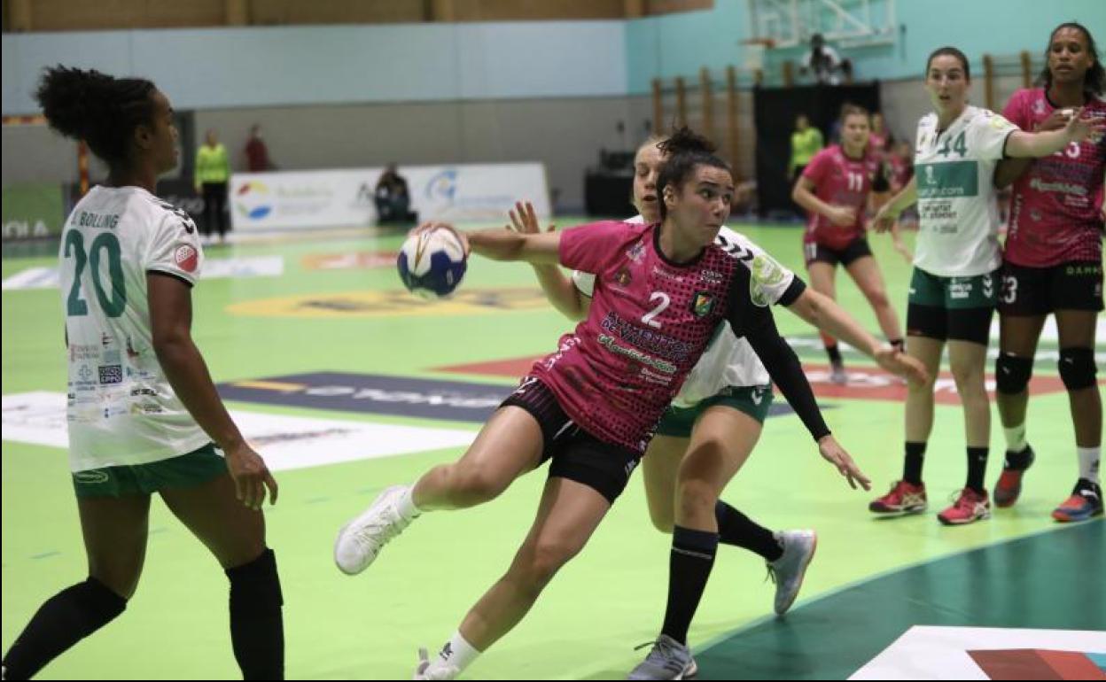 Elena Cuadrado penetra en la defensa del Elche. 