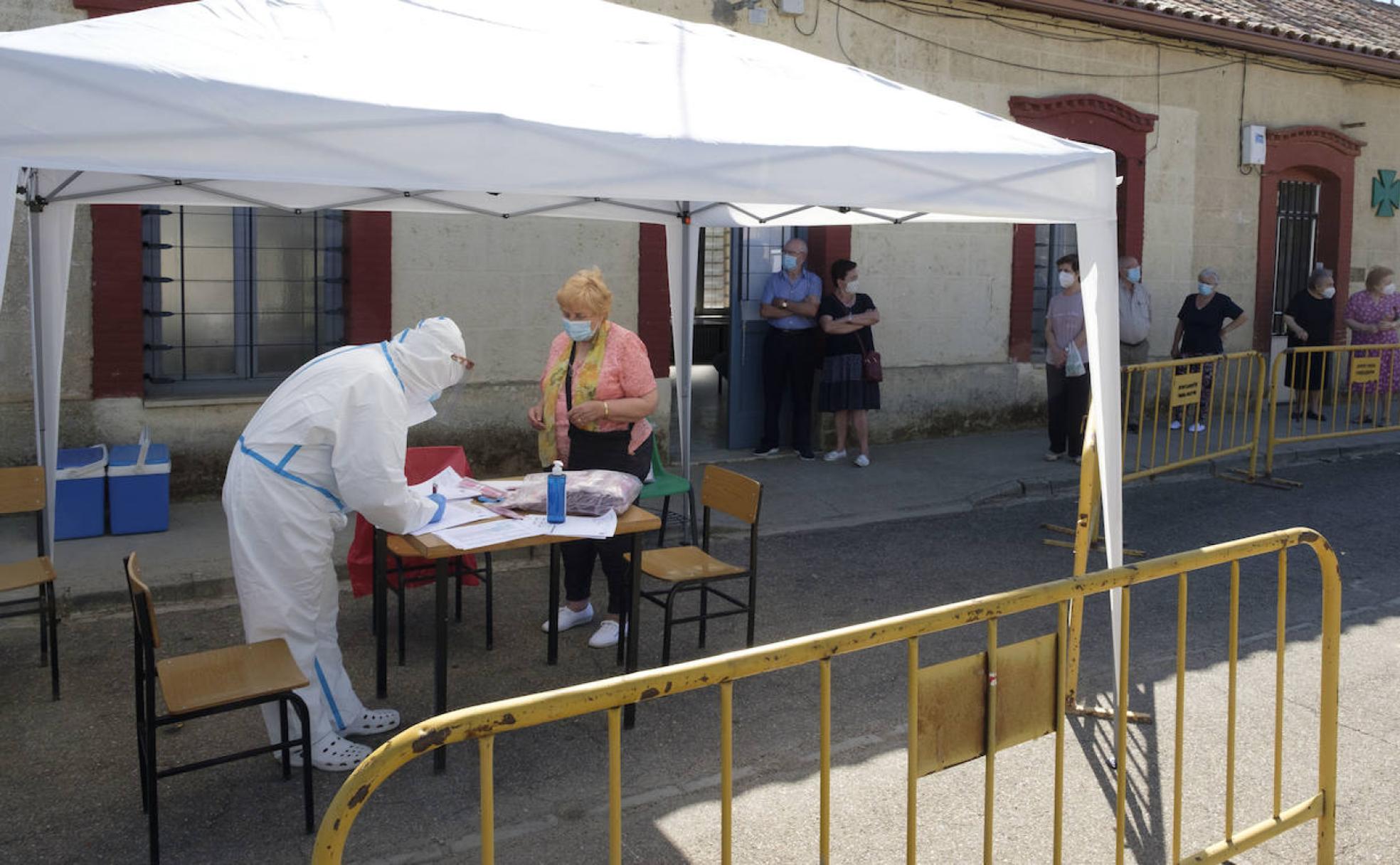 Vecinos de Torrelobatón guardan cola durante el cribado masivo del 27 de agosto.
