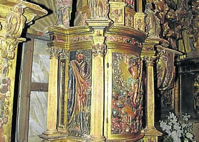 Imagen secundaria 1 - Arriba, ruinas de la iglesia de Fuente Andrino; abajo detalle del tabernáculo de la iglesia de San Román y exterior de la iglesia de San Román. 