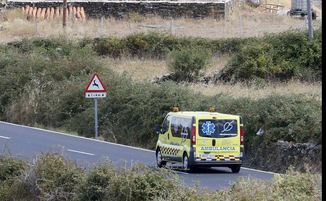 Una ambulancia en una carretera de la provincia de Salamanca.